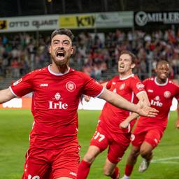 Siegens Arif Güclü bejubelt seinen Treffer mit seinen Teamkollegen