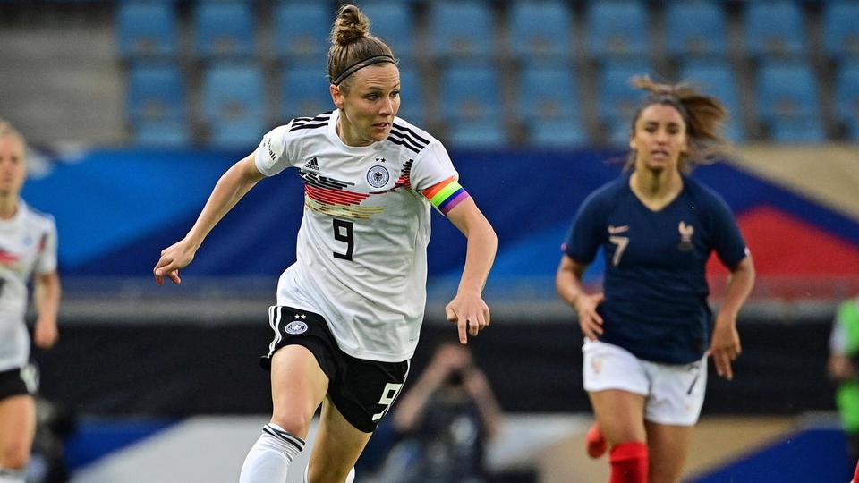 Die deutsche Fußballspielerin Svenja Huth in Aktion bei dem Länderspiel gegen Frankreich. | imago images/Revierfoto Die deutsche Fußballspielerin Svenja Huth in Aktion bei dem Länderspiel gegen Frankreich.