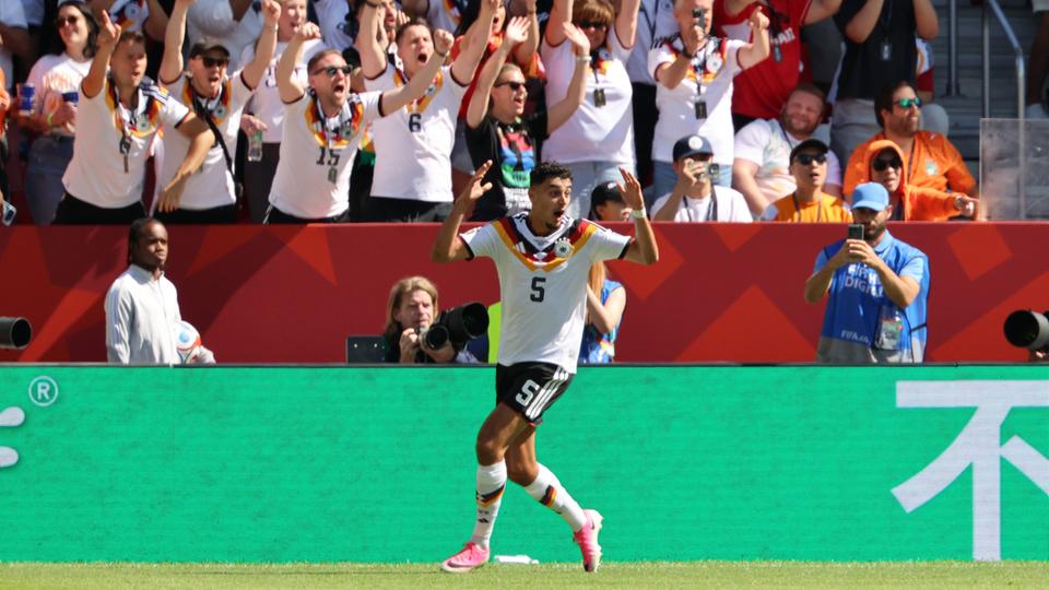 Deutschlands Aleksandar Pavlovic guckt entsetzt