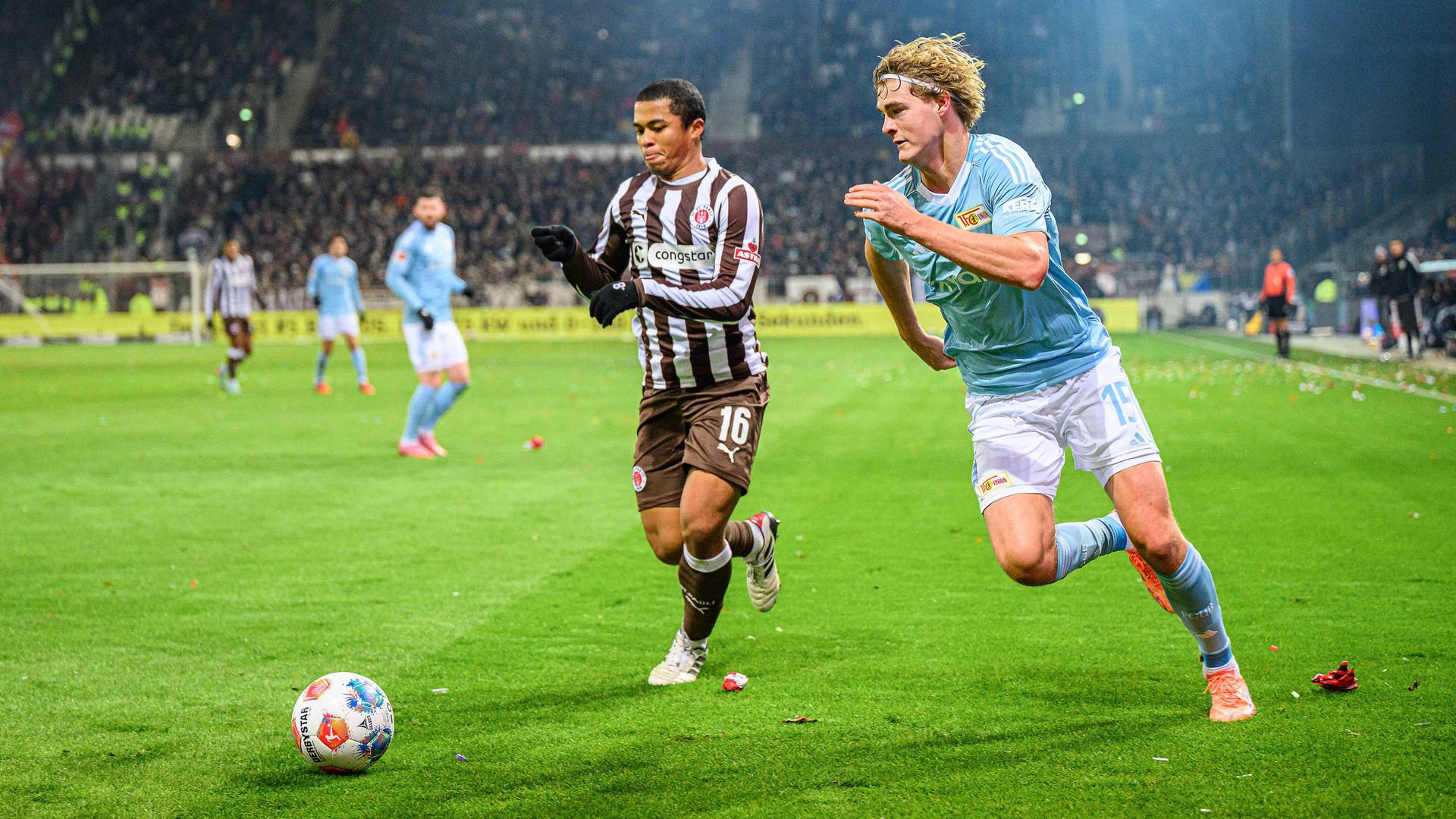 Unions Tom Rothe (r.) läuft St. Paulis Joel Chima Fujita davon | IMAGO/Lobeca