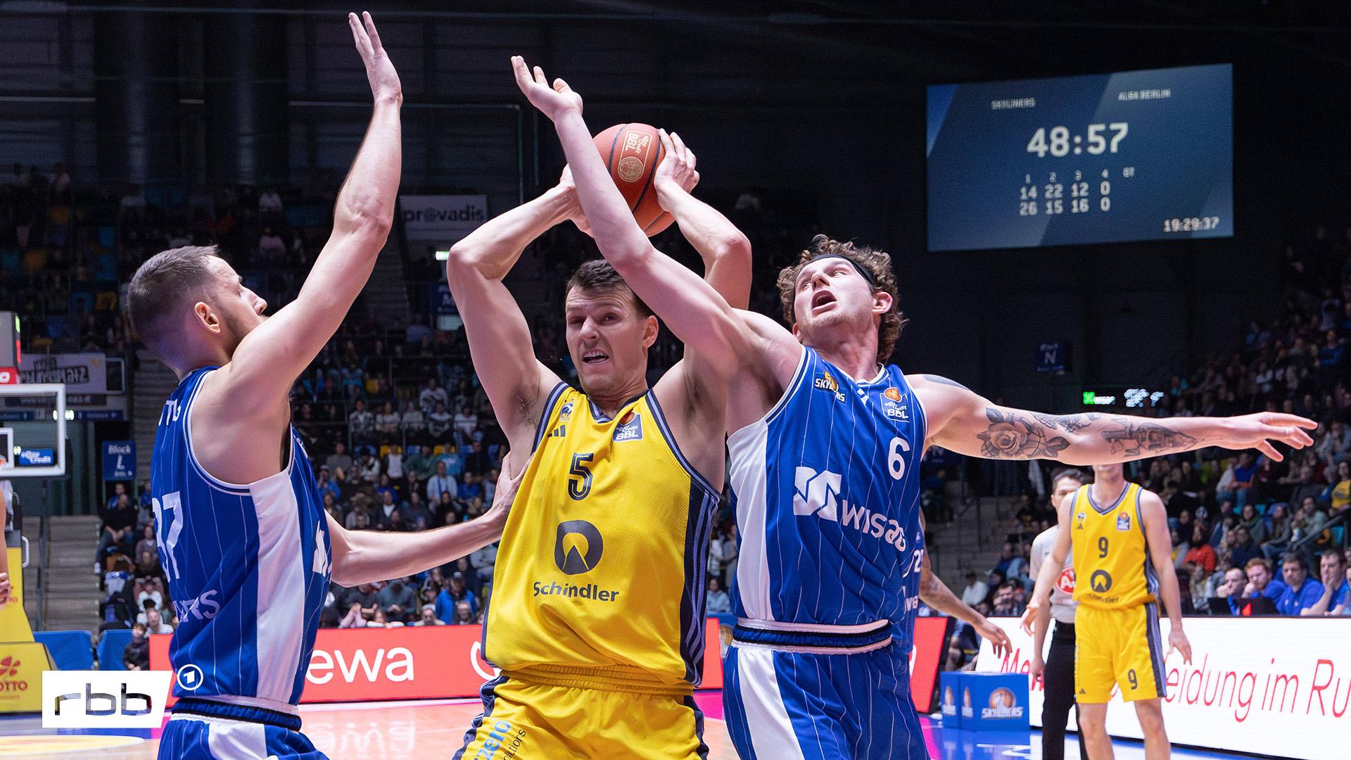 Alba Frankfurt | imago images/Kessler-Sportfotografie Albas Yanni Wetzell behauptet gegen Frankfurt den Ball (imago images/Kessler-Sportfotografie)