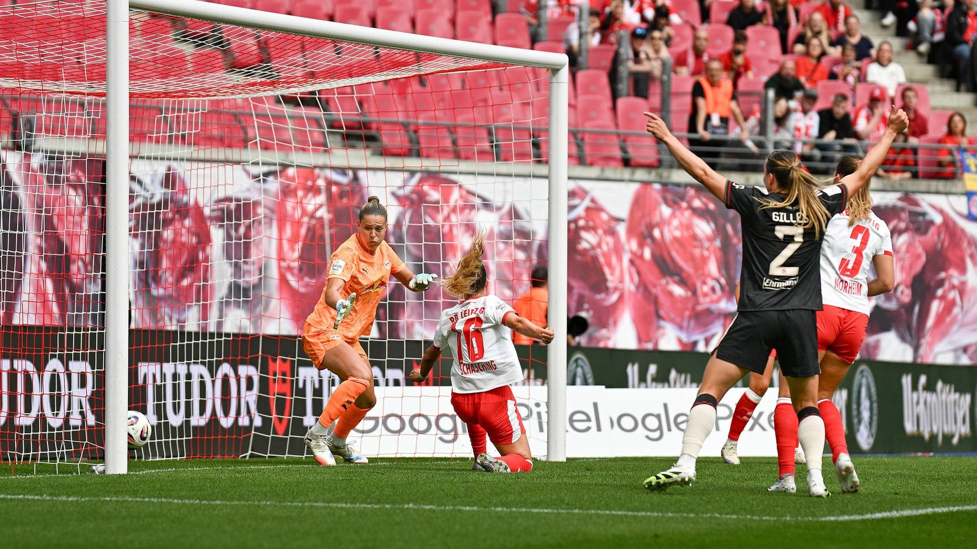 Elvia Johanna Herzog 1, Rasenballsport Leipzig lässt den Ball passieren, Annabel Schasching 16, Rasenballsport Leipzig kommt mit der Grätsche zu spät, Vanessa Gilles 2, FC Bayern München reißt zum Jubel die Arme hoch | IMAGO / Lobeca