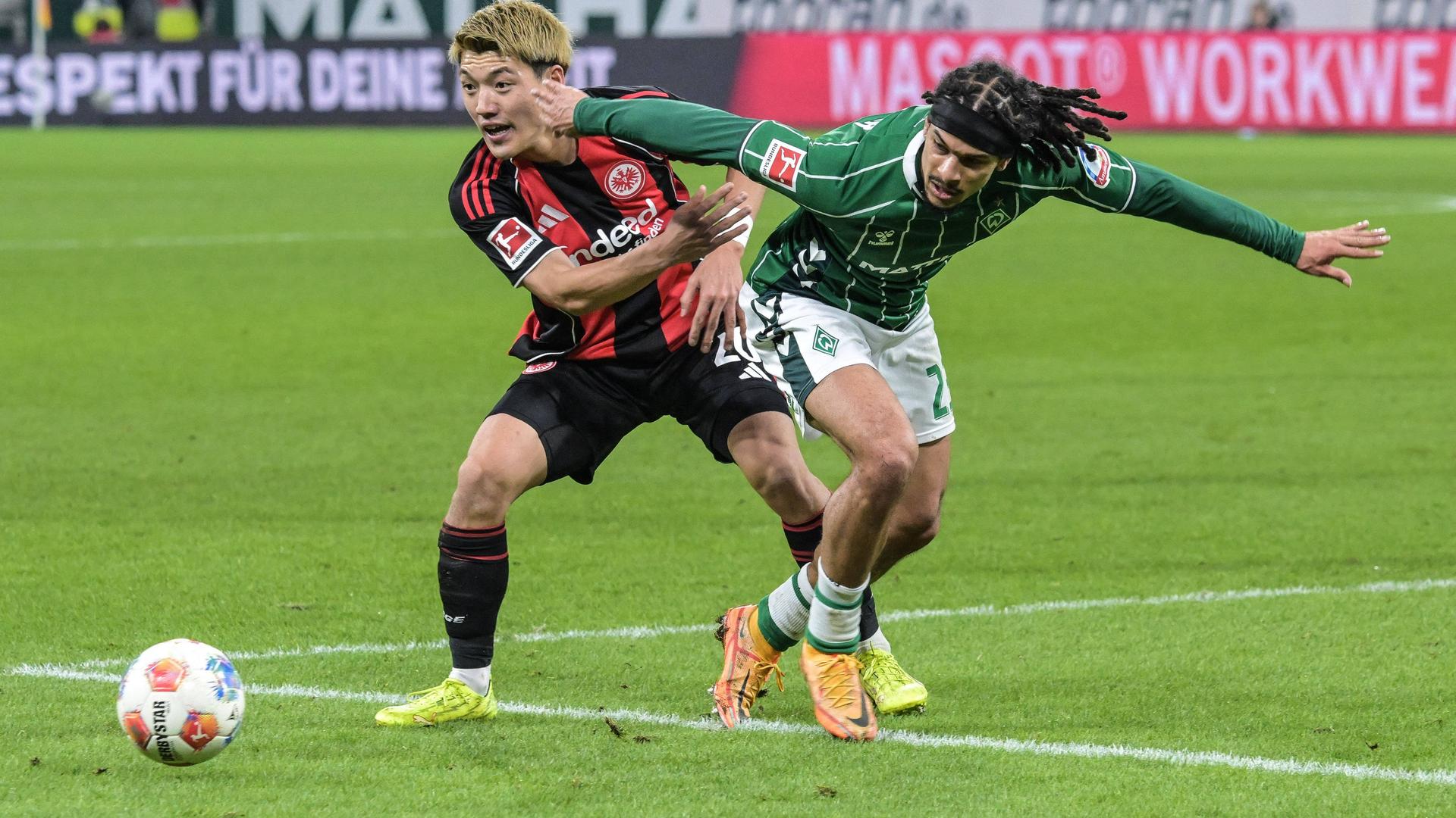 Ritsu Doan(l.) im Duell mit Isaac Schmidt | IMAGO/David Klein