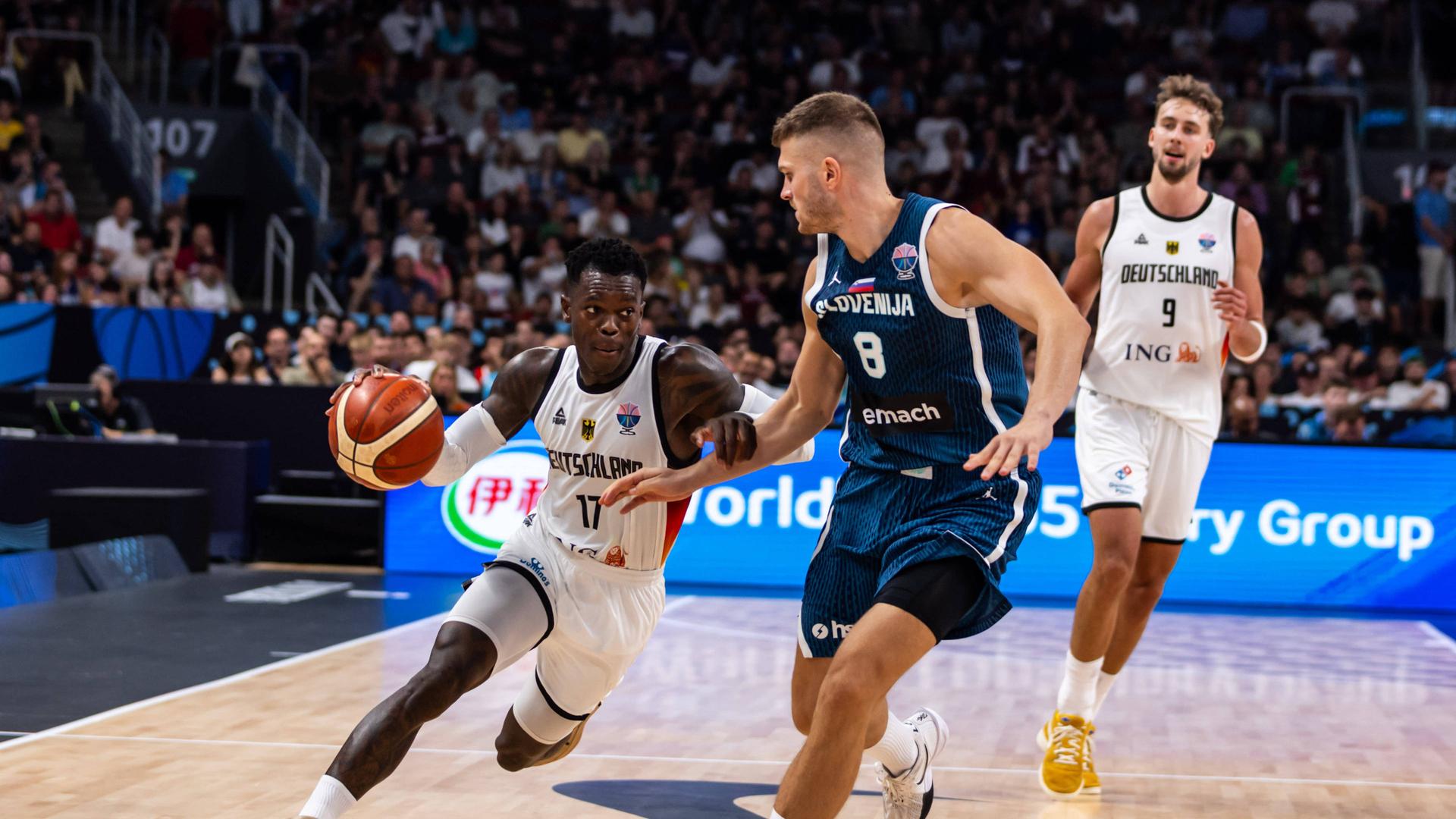 Dennis Schröder im Dribbling | IMAGO/Alexander Trienitz