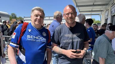 Die Fans beim Kaufen der letzten Tickets