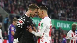 Mainz` Daniel Baatz (l.) und Kölns Said El Mala geraten aneinander