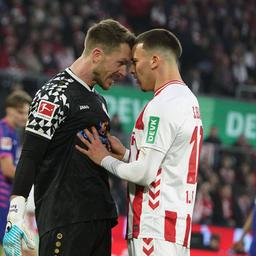 Mainz` Daniel Baatz (l.) und Kölns Said El Mala geraten aneinander