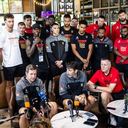 Die deutschen Basketballer bei der gemeinsamen Medienrunde in Riga