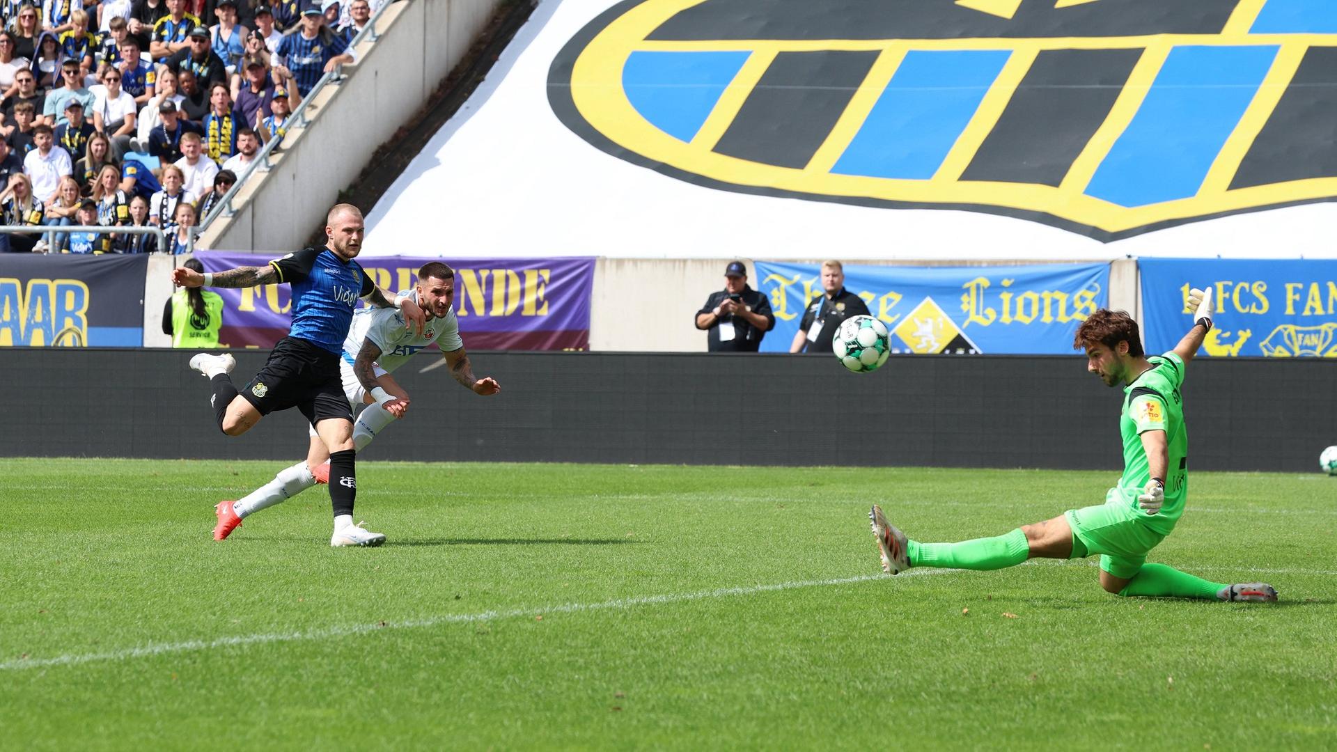 Saarbrücken steckt gegen Rostock erste Saison-Niederlage ein
