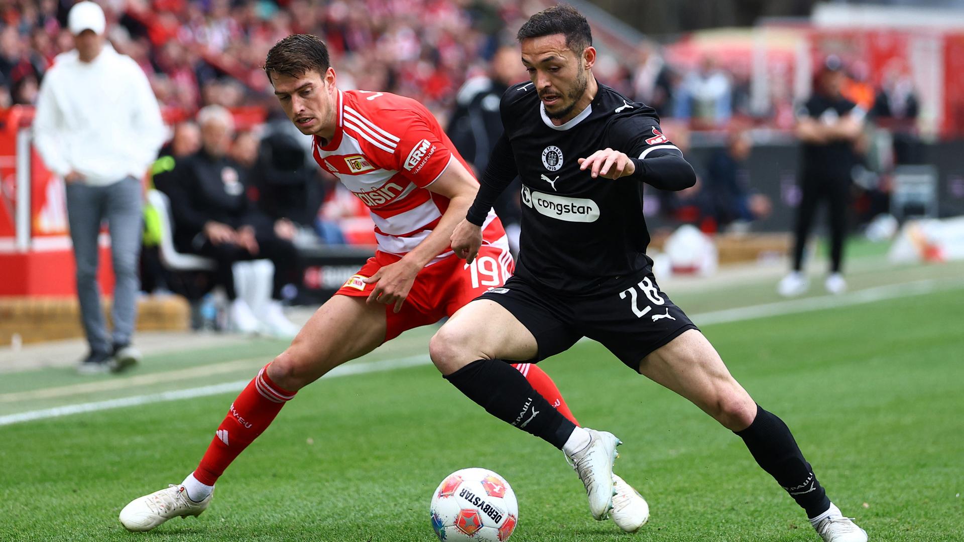 Mathias Pereira en un duelo con Janik Haberer