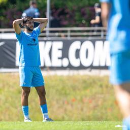 Frust bei den Spielern des FC Viktoria nach dem Abstieg aus der Regionalliga in der Saison 2024/25 (Quelle: IMAGO / Matthias Koch)