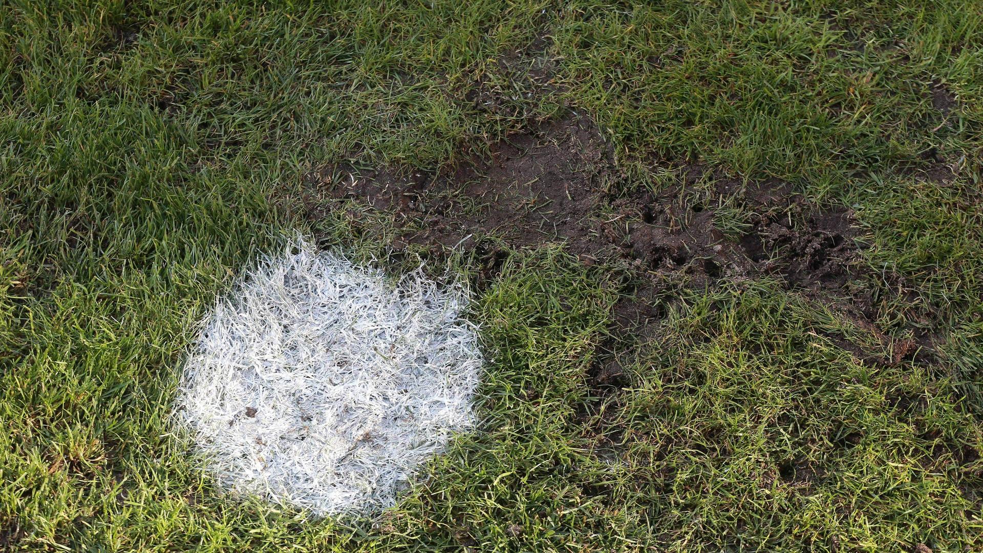 Der vom Augsburger Marvin Hitz bearbeitete Elfmeter-Punkt | imago/Herbert Bucco