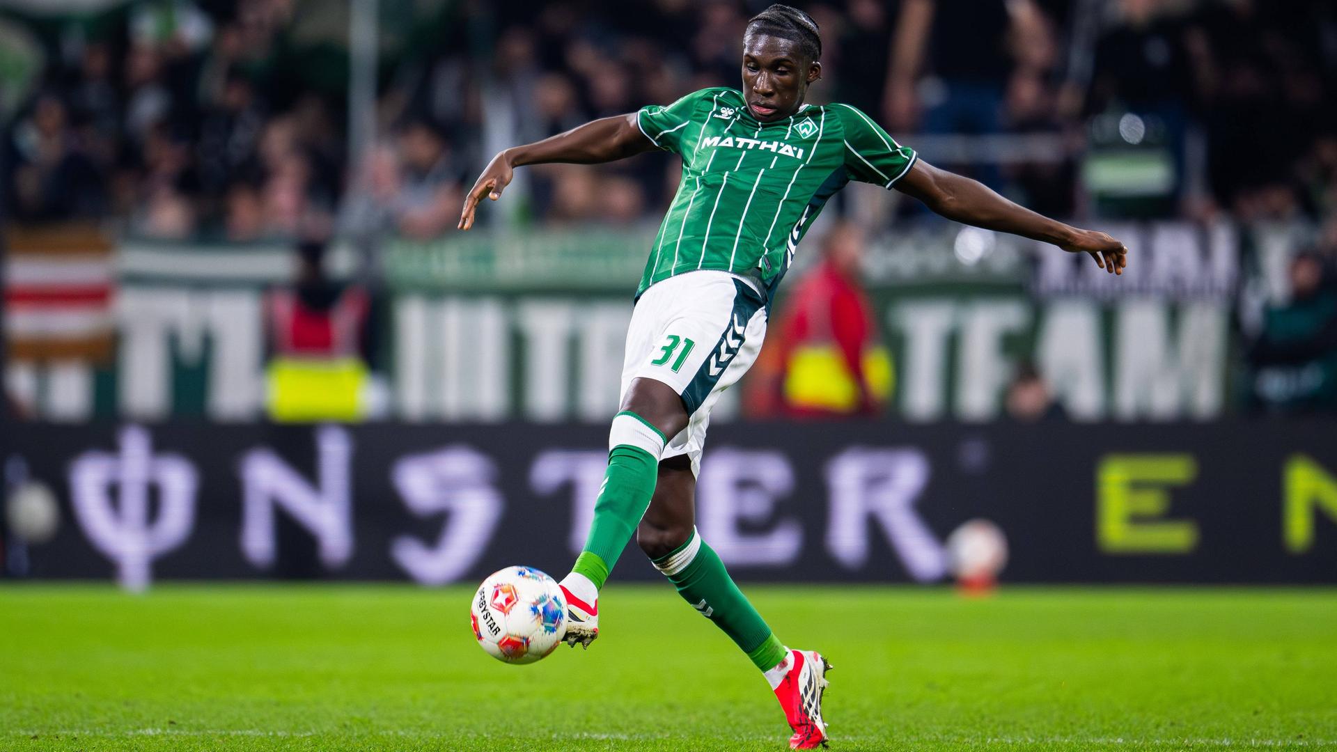 Werders Coulibaly berührt den Ball mit der ausgestreckten Fußspitze. | Imago | Noah Wedel