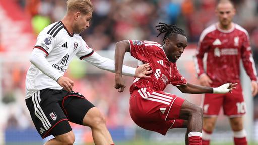 Liverpools Jeremie Frimpong (r.) im Zweikampf mit Fulhams Emile Smith Rowe