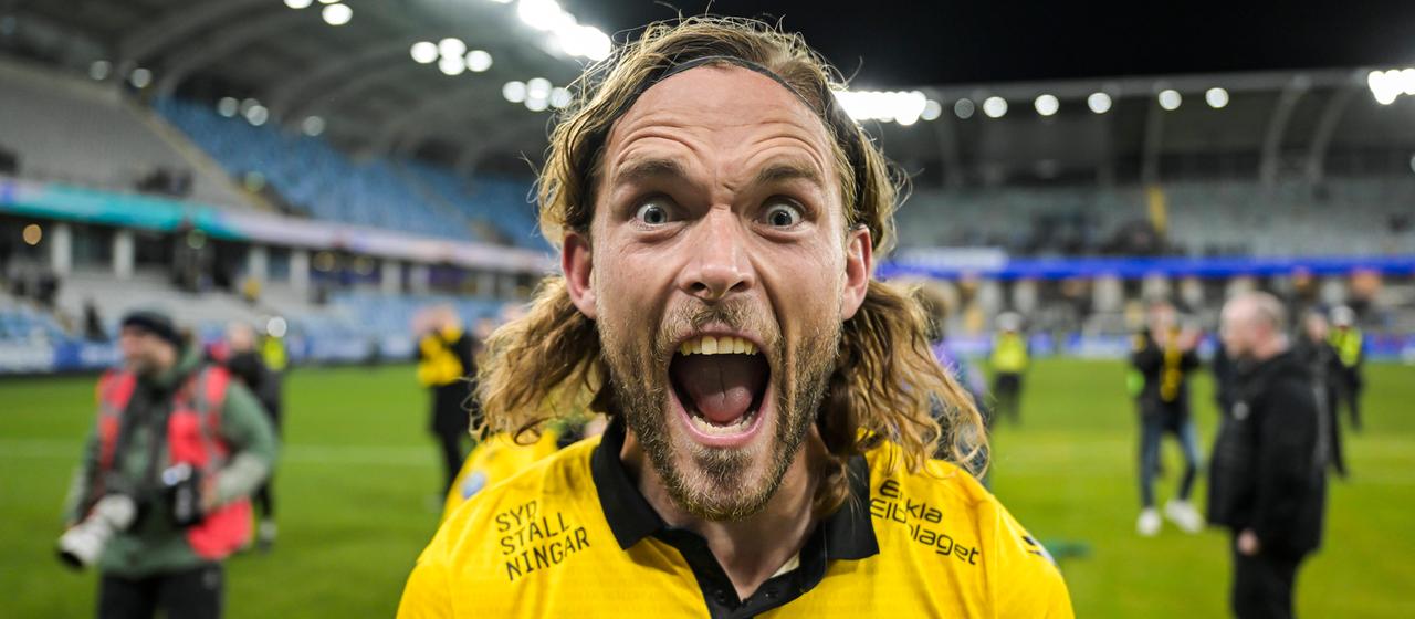 Mjällbys Torschütze Tom Pettersson bejubelt den Meistertitel | IMAGO/MATHIAS BERGELD Mjällbys Torschütze Tom Pettersson bejubelt den Meistertitel