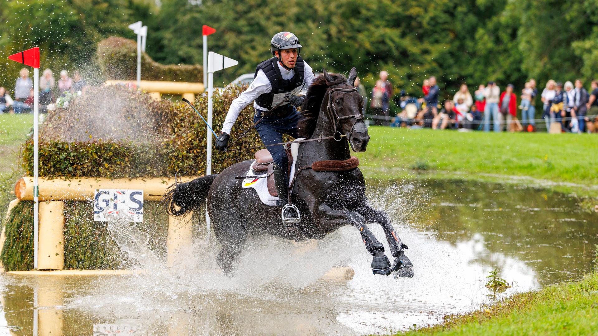 Jerome Robine auf Black Ice in Aktion | dpa