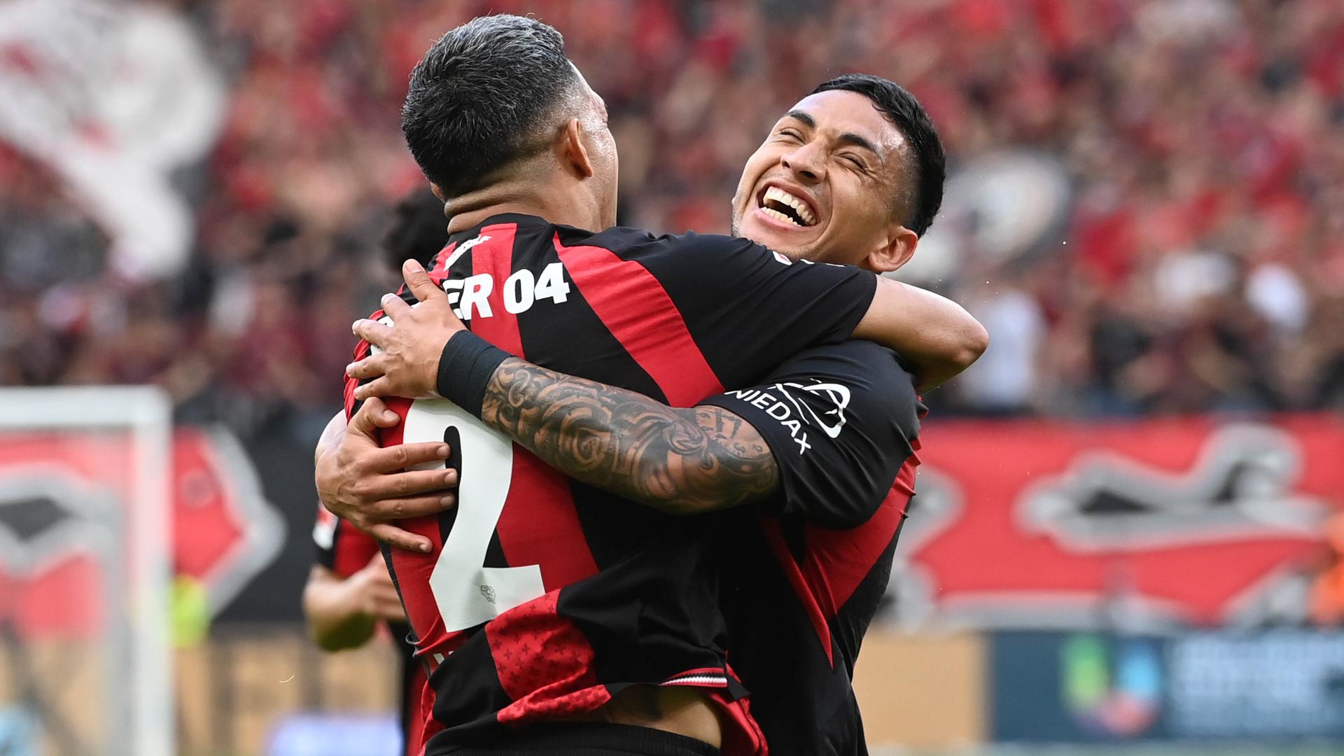 Ezequiel Fernandez (r.) bejubelt mit Facundo Medina ein Bundesliga-Tor für Bayer Leverkusen | ddp/Simon