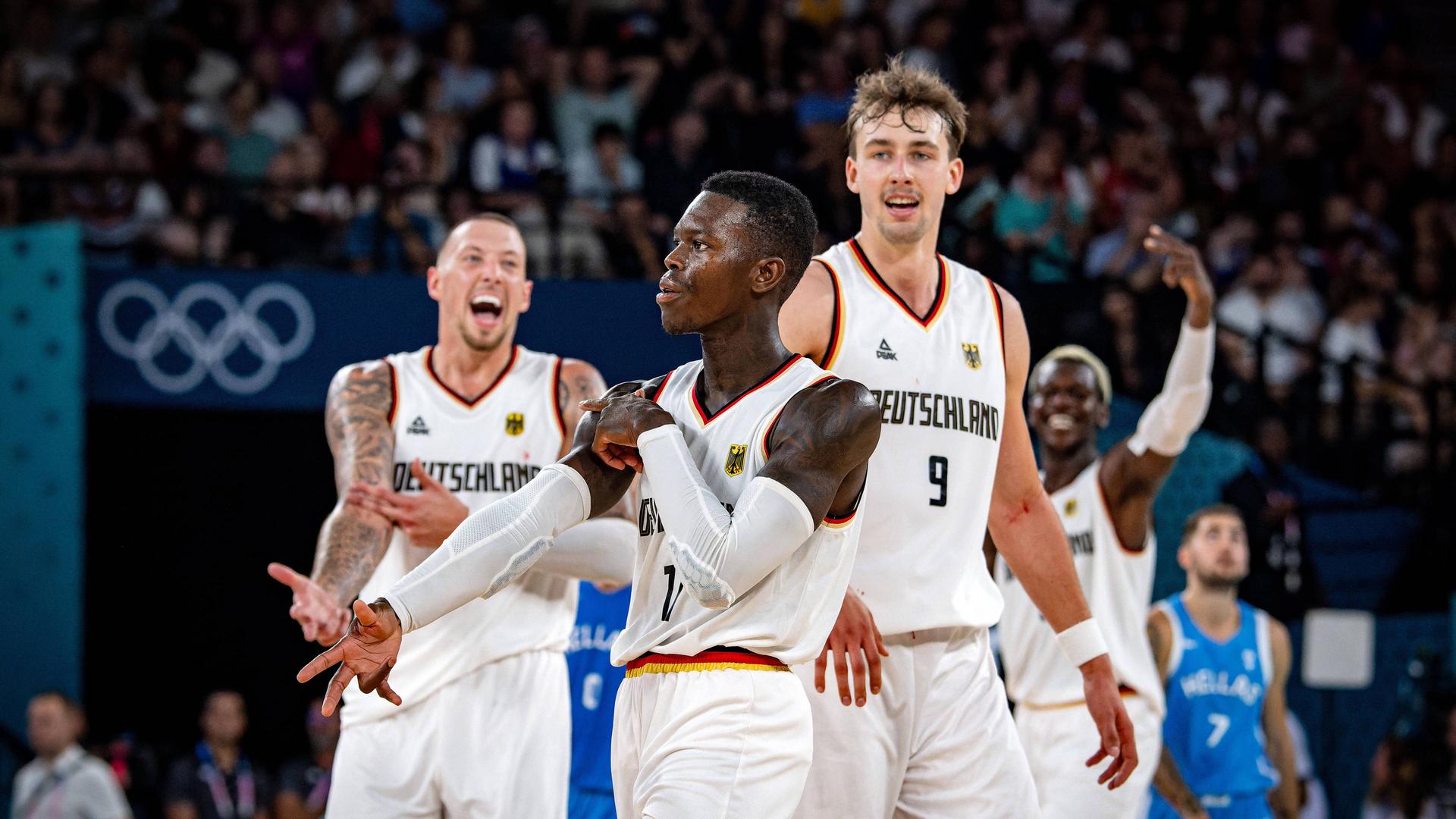 Deutschlands Dennis Schröder bejubelt seinen getroffenen Dreier mit Franz Wagner und Daniel Theis | IMAGO/Tilo Wiedensohler