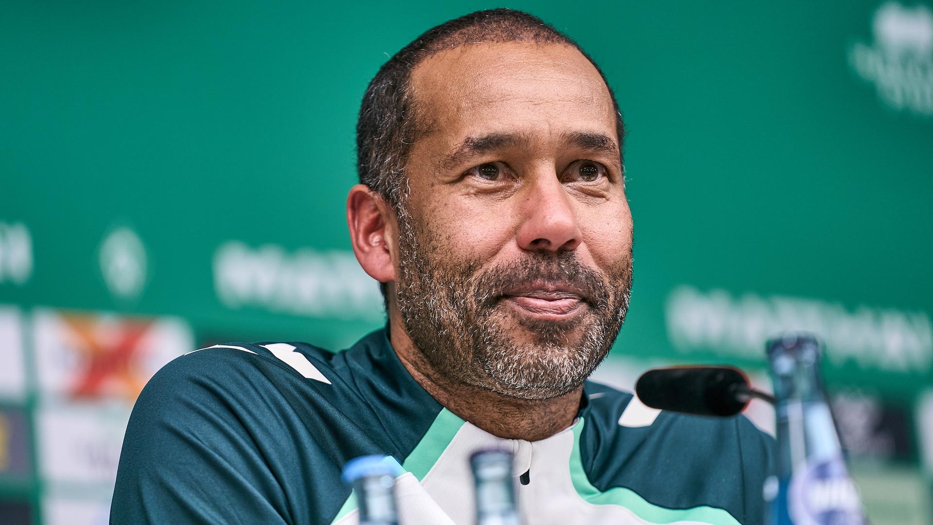 Werders neuer Fußball-Trainer Daniel Thioune sitzt lächelnd auf dem Podium bei seiner ersten Pressekonferenz. | Gumzmedia | Andreas Gumz