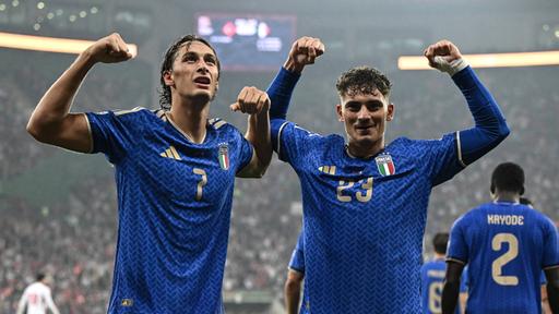 Pio (l.) und Sebastiano Esposito bejubeln den vierten italienischen Treffer