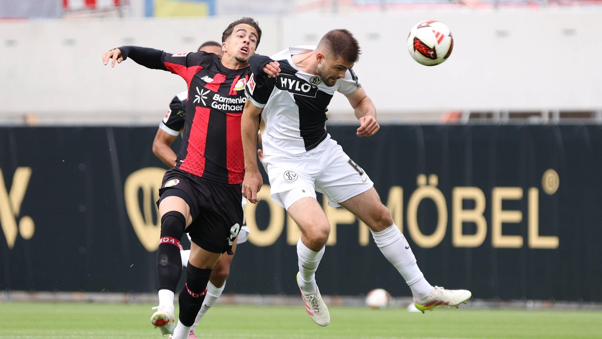 Afonso Moreira (l.) von Bayer und Elversbergs Lukasz Poreba im Duell | IMAGO/Fussball-News Saarland