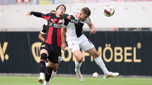 Afonso Moreira (l.) von Bayer und Elversbergs Lukasz Poreba im Duell