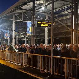 Fans warten auf die Straßenbahnen nach dem Spiel in Gelsenkirchen.