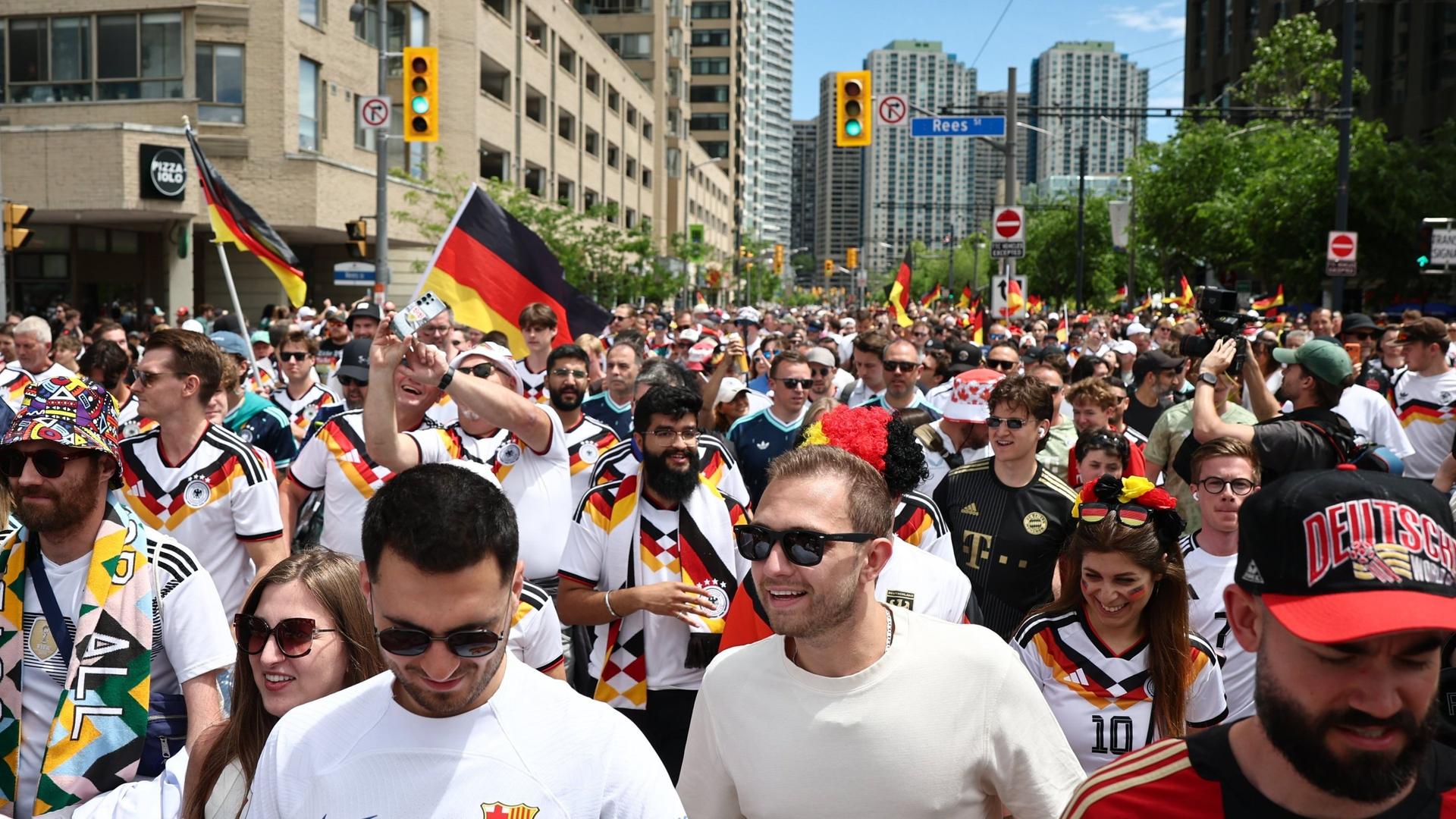 DFB-Fanmarsch in Toronto gestartet - der Countdown läuft