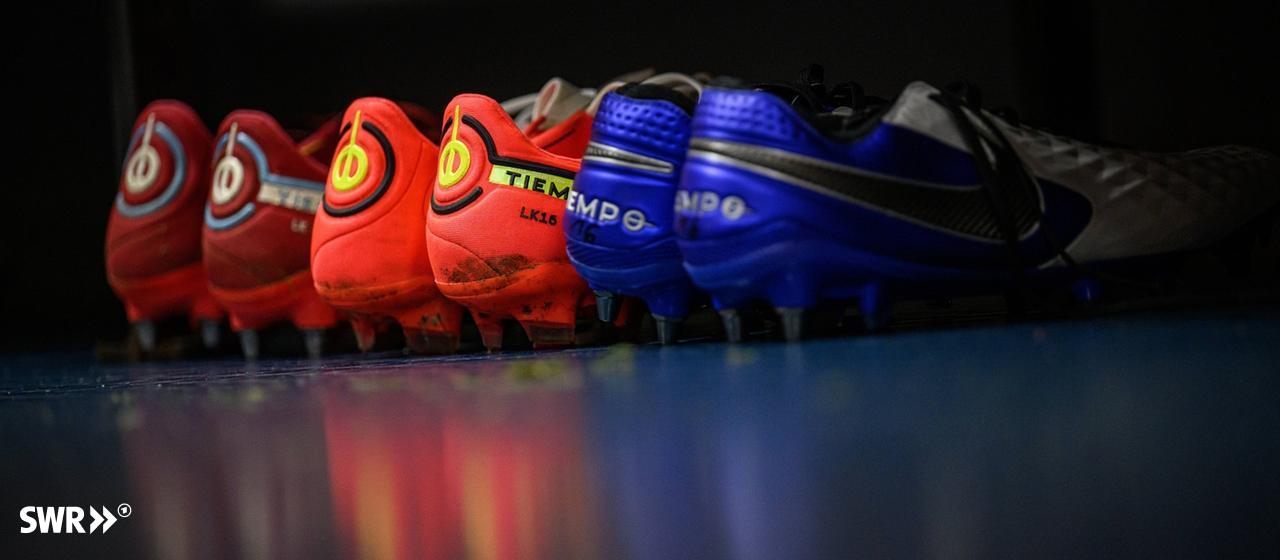 Symbolbild: Fussballschuhe in Kabine