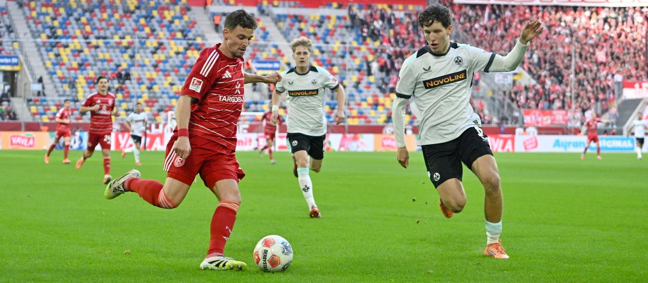 Moritz Heyer (l.) und Leon Robinson kämpfen um den Ball.