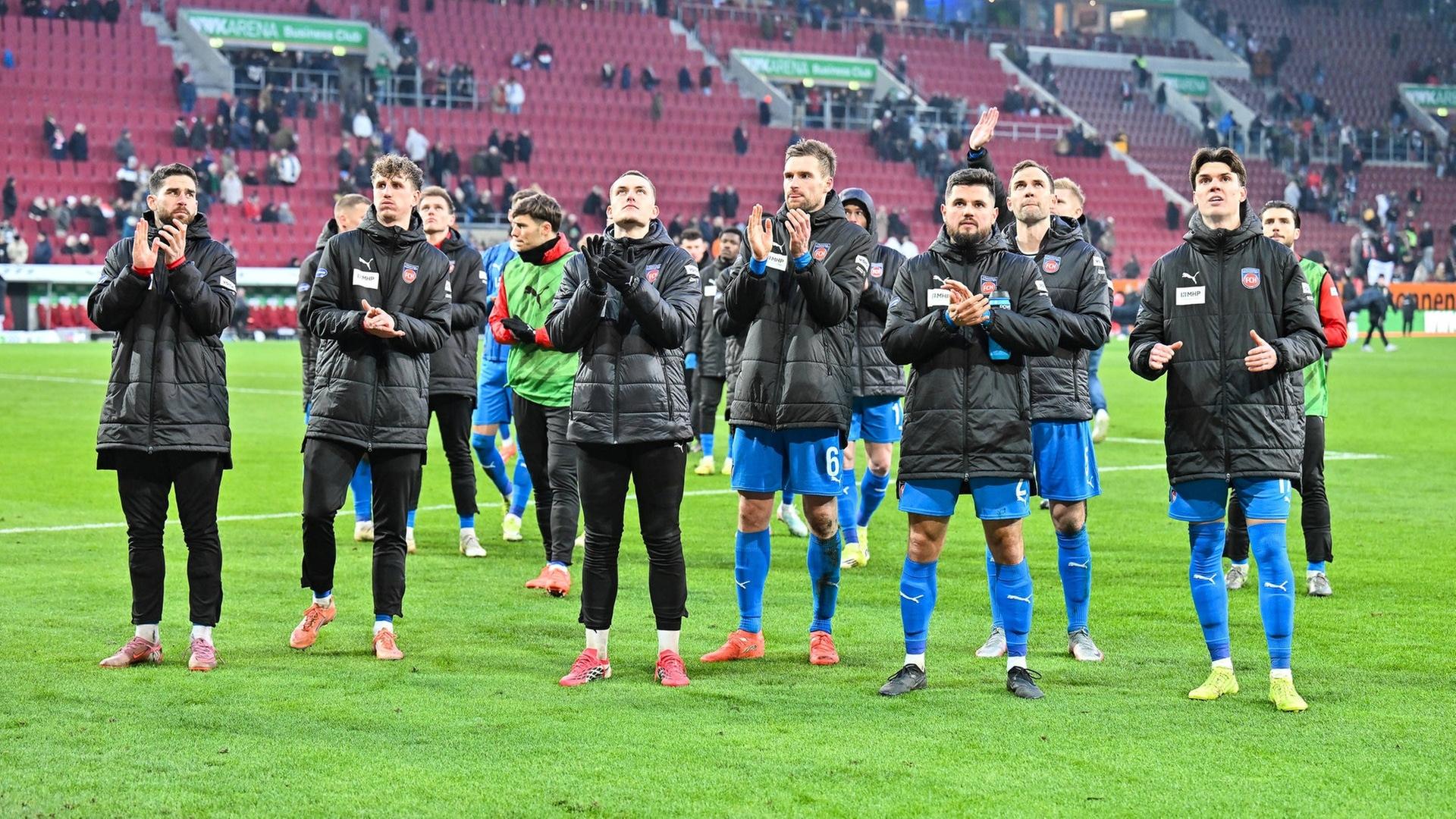 Hängende Köpfe bei den Spielern des 1. FC Heidenheim nach der 0:1-Niederlage beim FC Augsburg. | IMAGO, Schöner Sport
