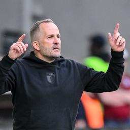 Augsburgs Trainer Manuel Baum gibt seiner Mannschaft taktische Anweisungen
