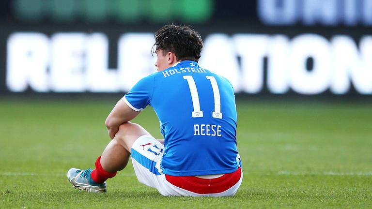 Frust bei Holstein Kiels Fabian Reese nach dem Relegations-Rückspiel gegen den 1. FC Köln | IMAGO / MIS Frust bei Holstein Kiels Fabian Reese nach dem Relegations-Rückspiel gegen den 1. FC Köln