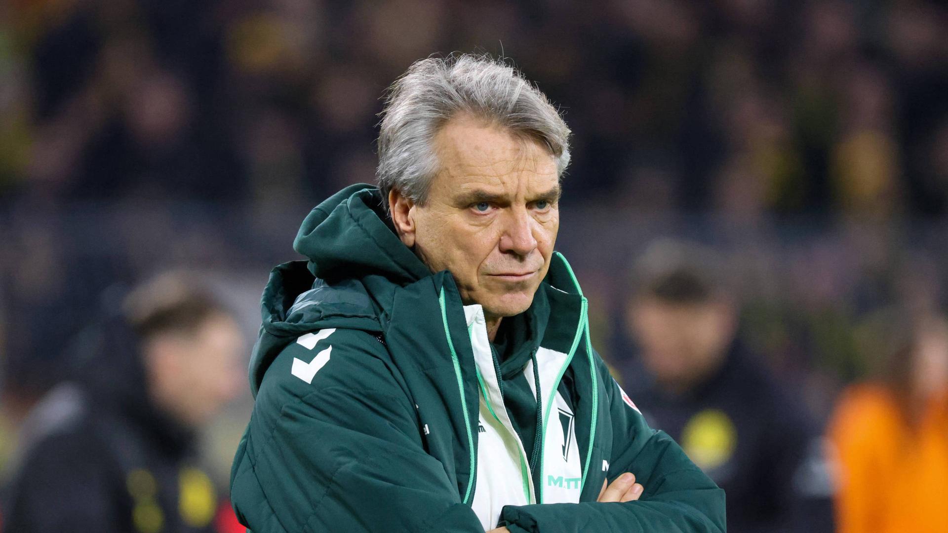 Bremens Trainer Horst Steffen verfolgt das Spielgeschehen | IMAGO/Jan Huebner