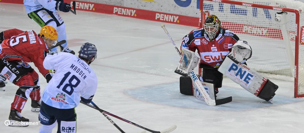 Pinguins-Keeper Gudlevskis kassiert gegen Straubing das 0:1.