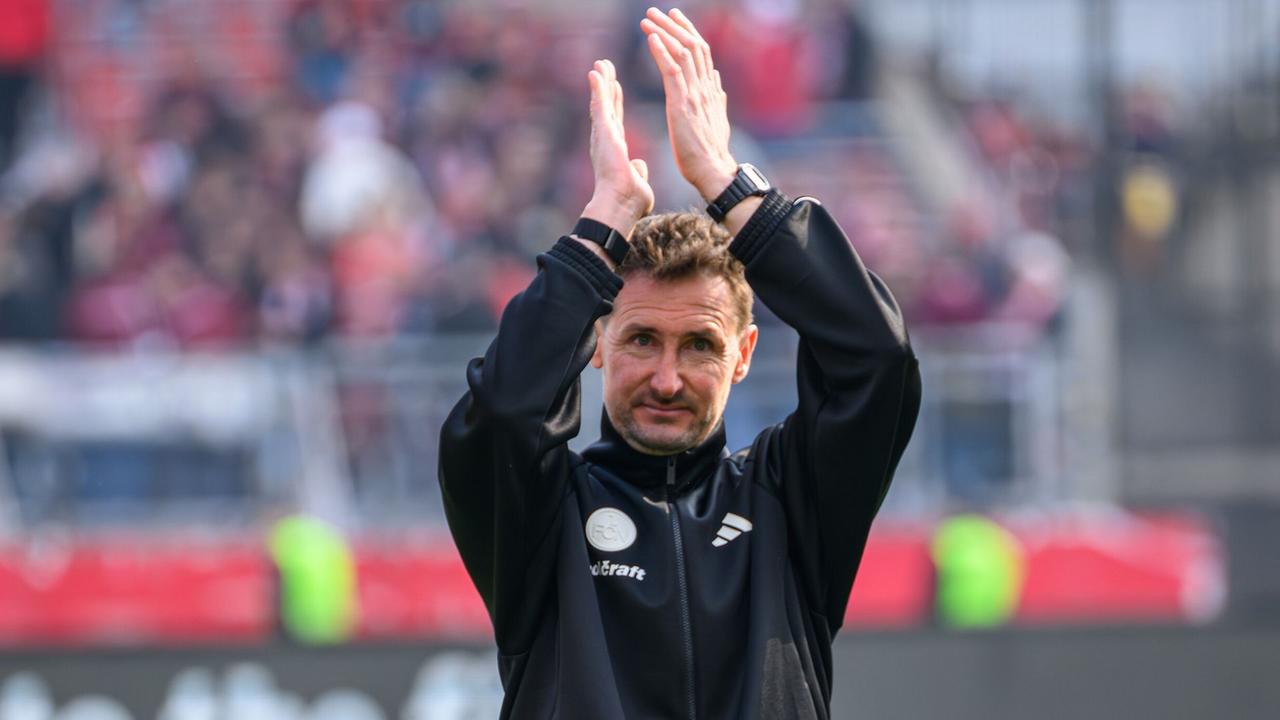 BR24 Sport: Nur der Salto fehlt: Klose schlägt in Nürnberg voll ein