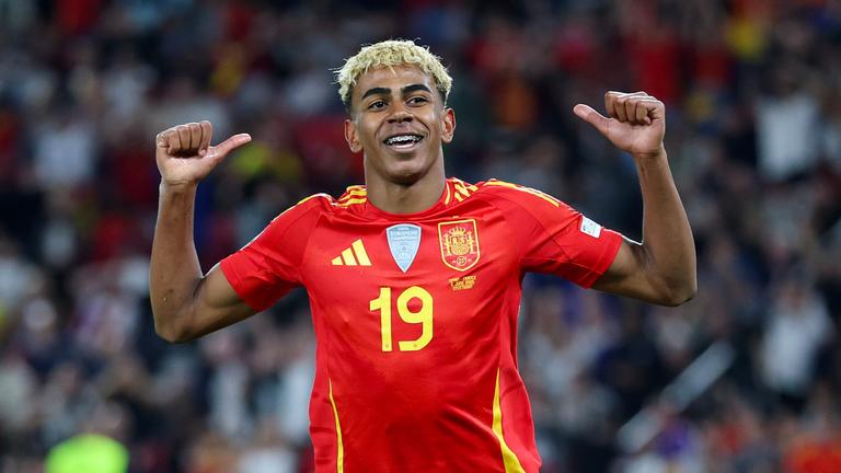 Spaniens Lamine Yamal jubelt