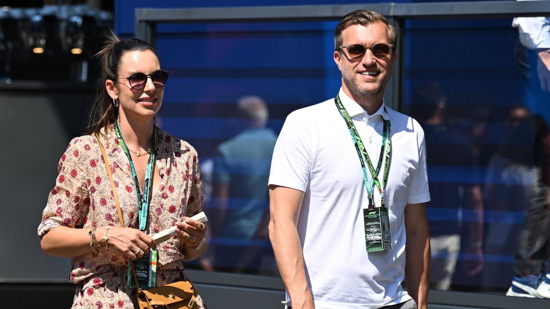 Markus Krösche mit Ehefrau Viktoria bei der Formel 1 | IMAGO / Jan Huebner