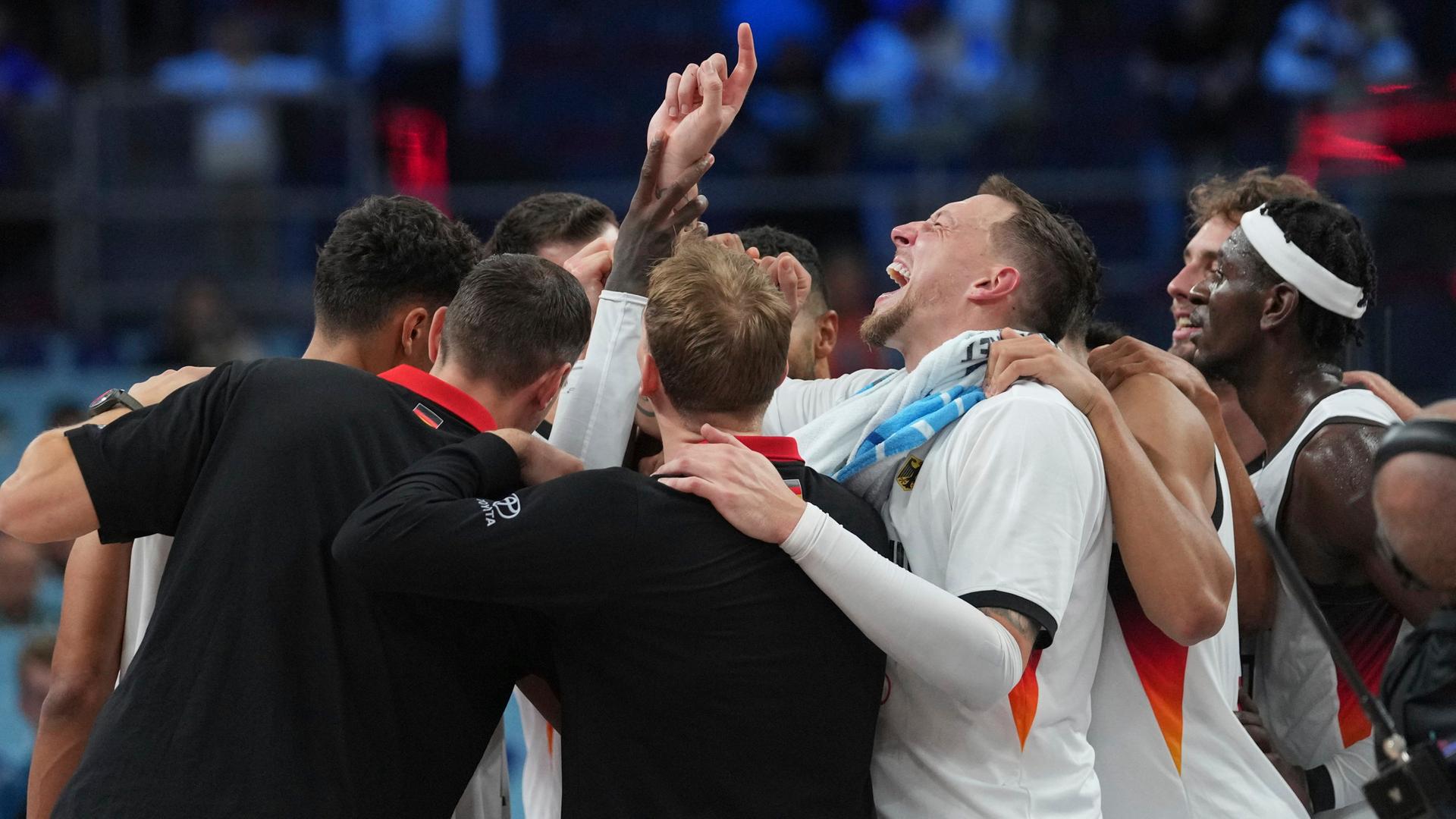 Daniel Theis jubelt mit dem deutschen Team | AP Photo/Sergei Grits