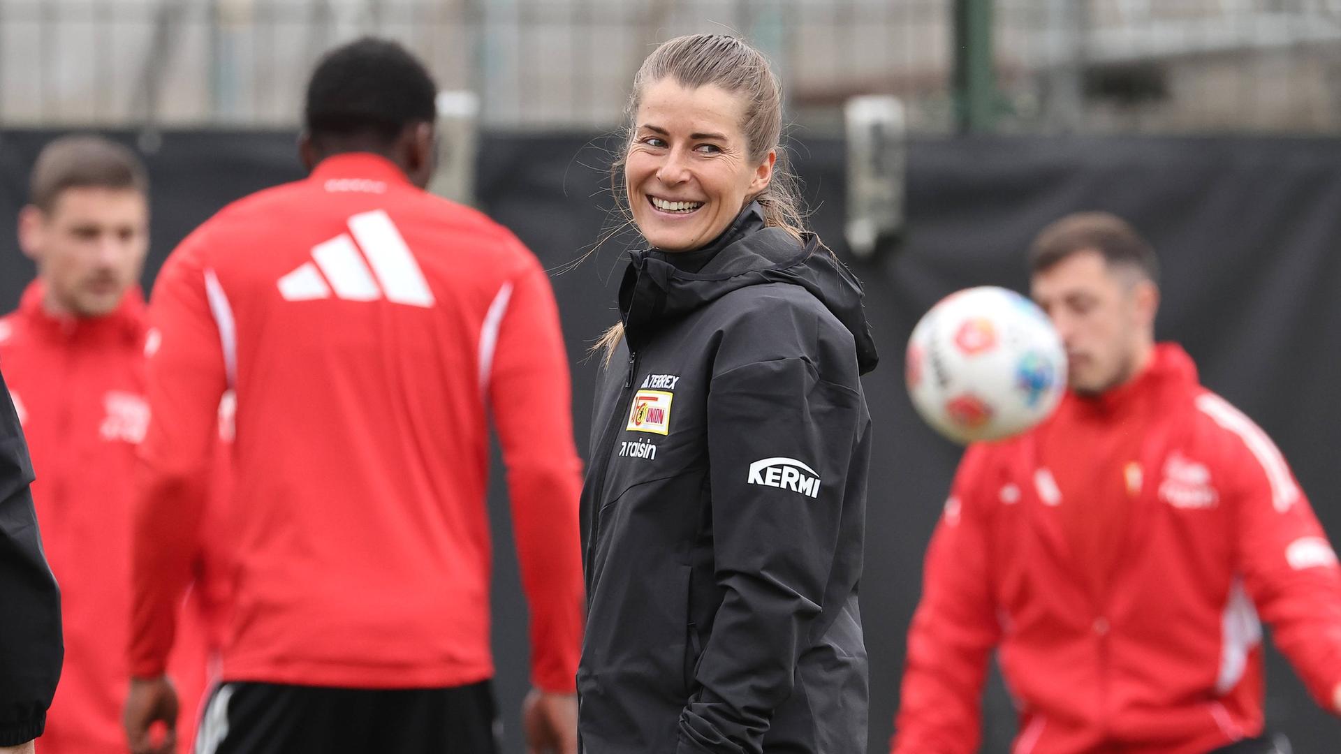 Die Fußball-Trainerin Marie-Louise Eta strahlt, als sie das erste Training der Bundesliga-Mannschaft von Union Berlin leitet. | Imago | Contrast