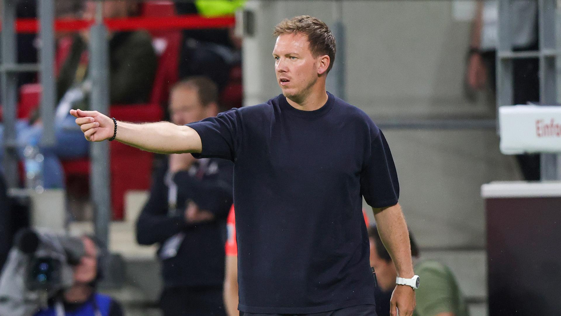 Julian Nagelsmann coacht am Spielfeldrand | Ralf Ibing/firo Sportphoto
