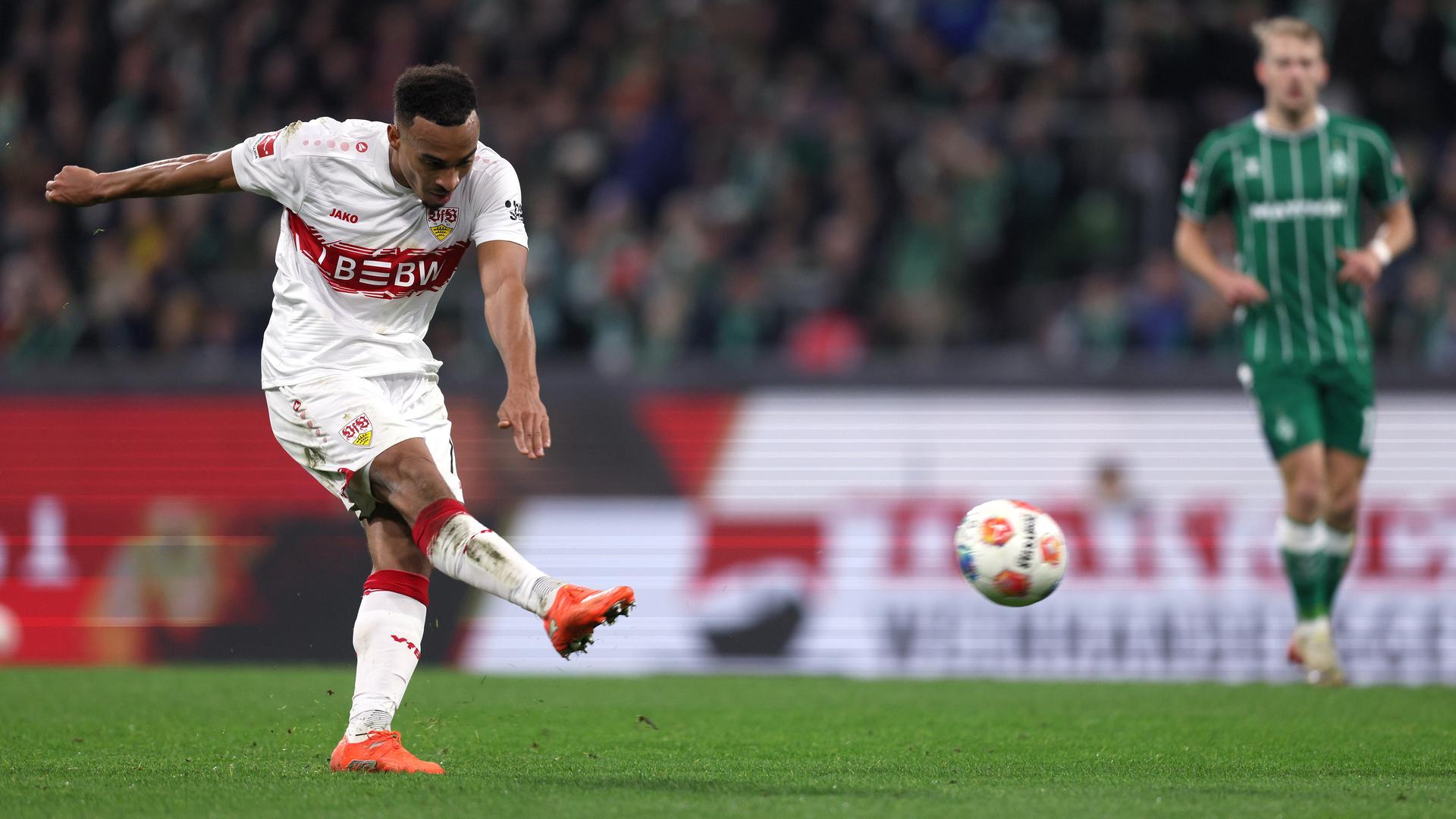 Jamie Leweling beim Torabschluss | Getty Images