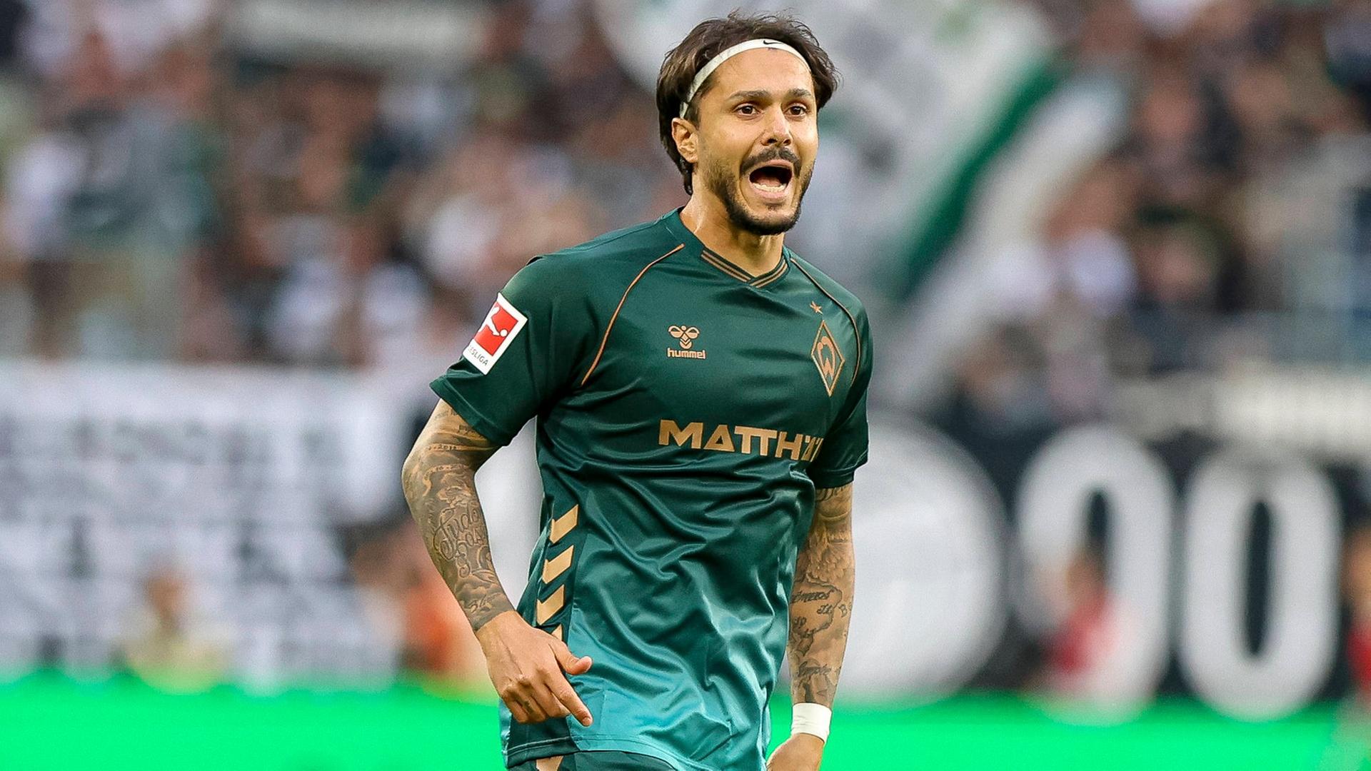 Leonardo Bittencourt trägt ein Werder-Trikot und steht auf dem Platz | Imago | Brauer-Fotoagentur