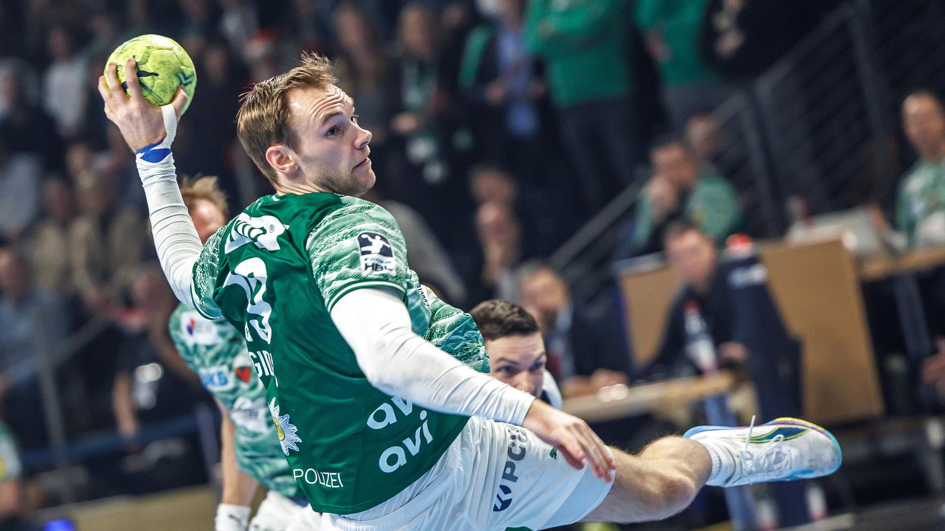 Ab 15 Uhr live - Füchse empfangen Flensburg zum letzten Spie