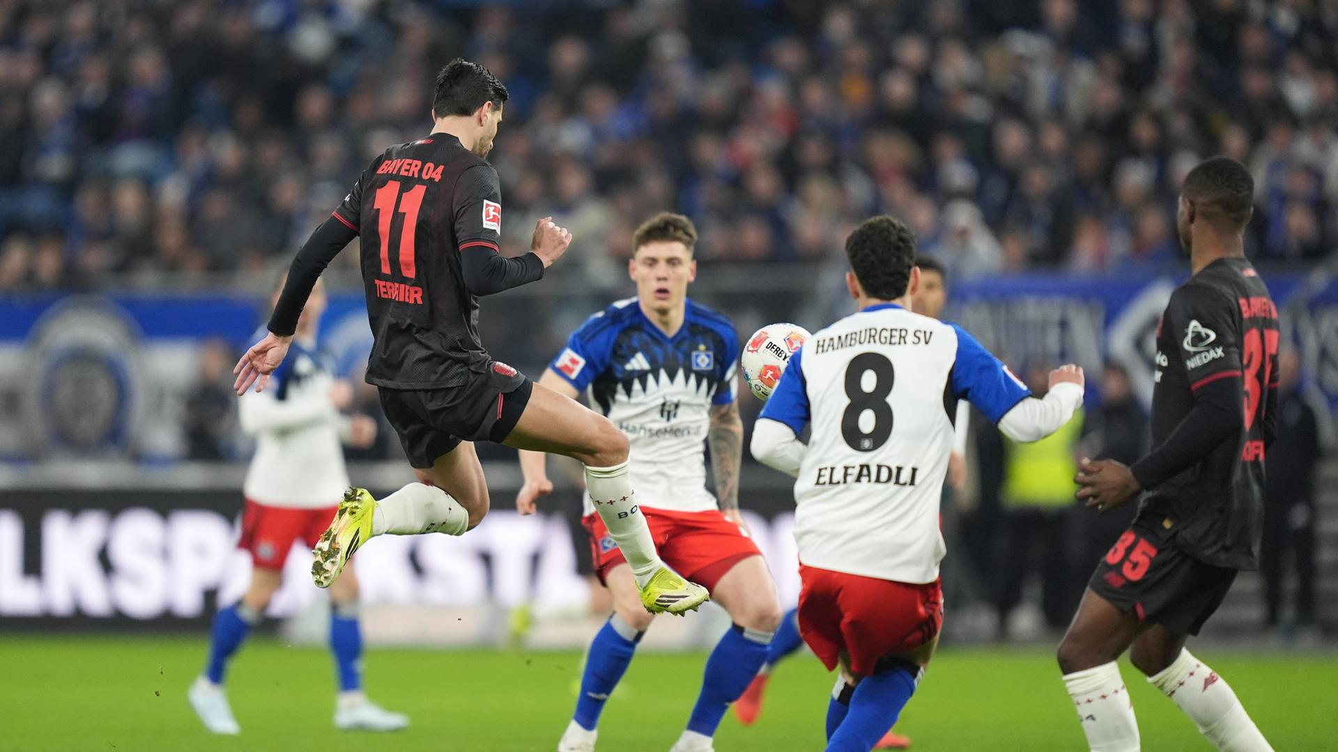 Martin Terrier (número 11) del Leverkusen redirige un balón alto.