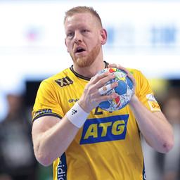 Jim Gottfridsson hält den Ball in der Hand