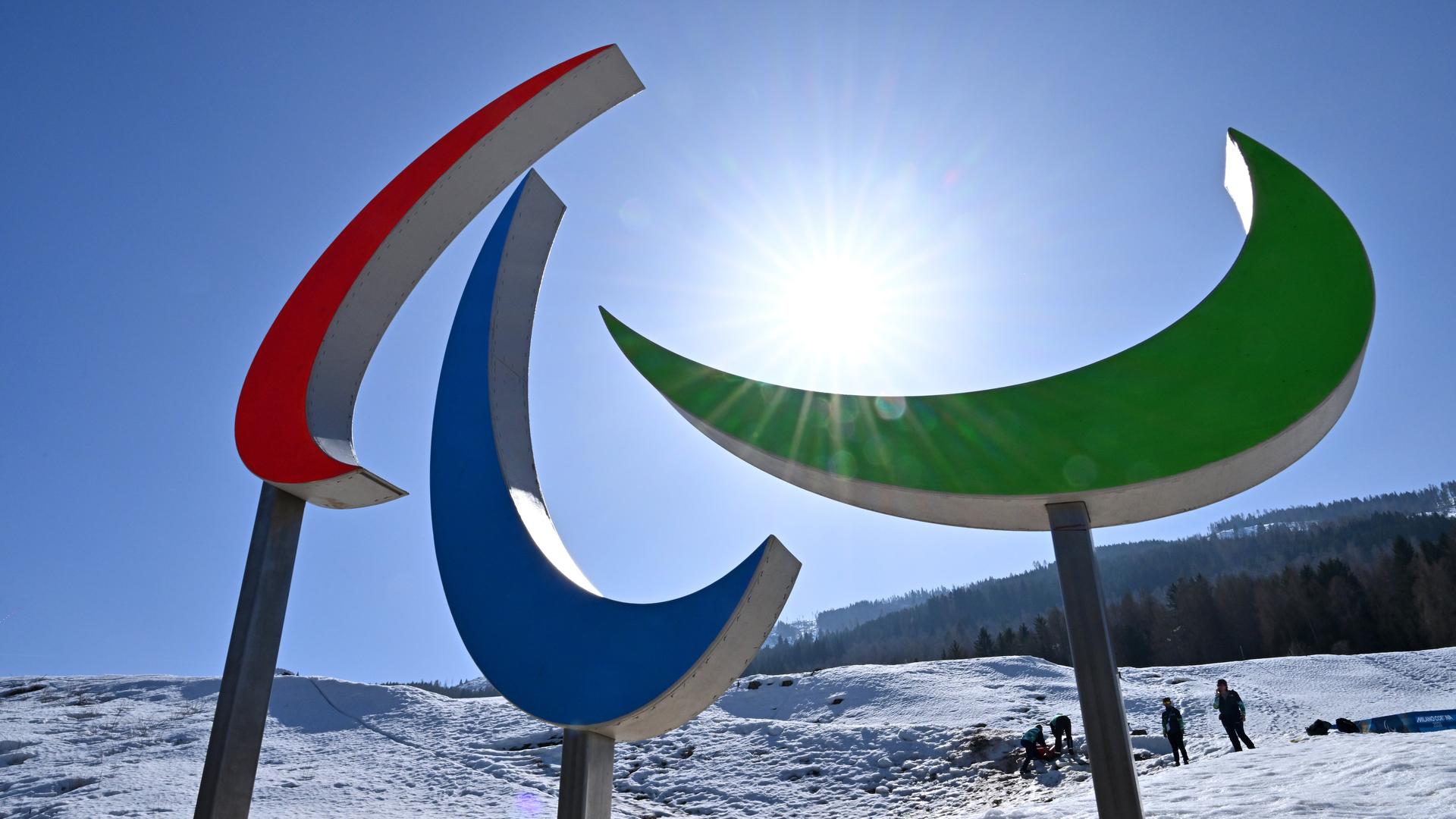 Das Logo der Paralympics im Tesero Cross-Country Skiing Stadium | Martin Schutt/picture alliance/dpa
