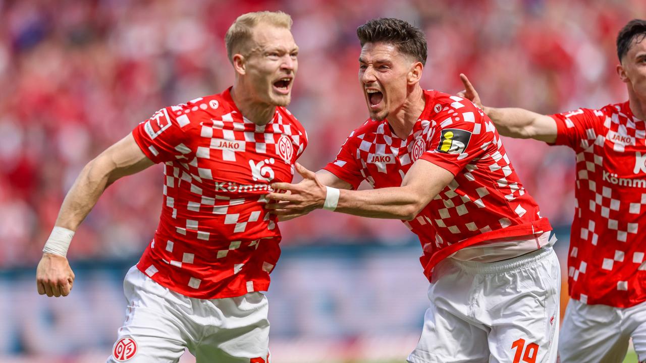 Andreas Hanche-Olsenund Anthony Caci vom FSV Mainz jubeln | imago