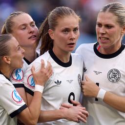 Die deutsche Nationalspielerin Sjoeke Nüsken (2.v.r) und ihre Mitspielerinnen bejubeln einen Treffer.