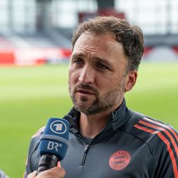Jose Barcala (Chef-Trainer, FC Bayern Muenchen Frauen) bei einem Interview mit dem BR 